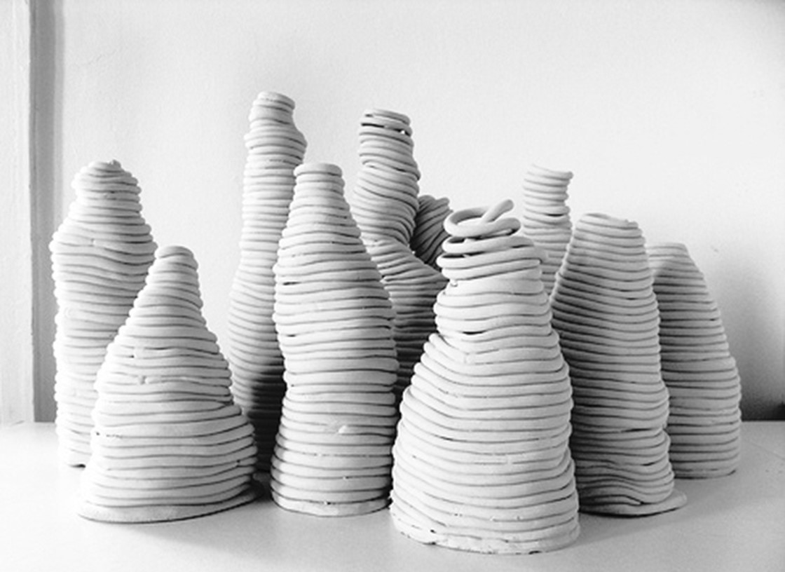 Декоративные шарики в вазу для интерьера. Ваза декорированная шпагатом. Необычные керамические изделия. Ваза плетеная напольная. Вазы из глины.